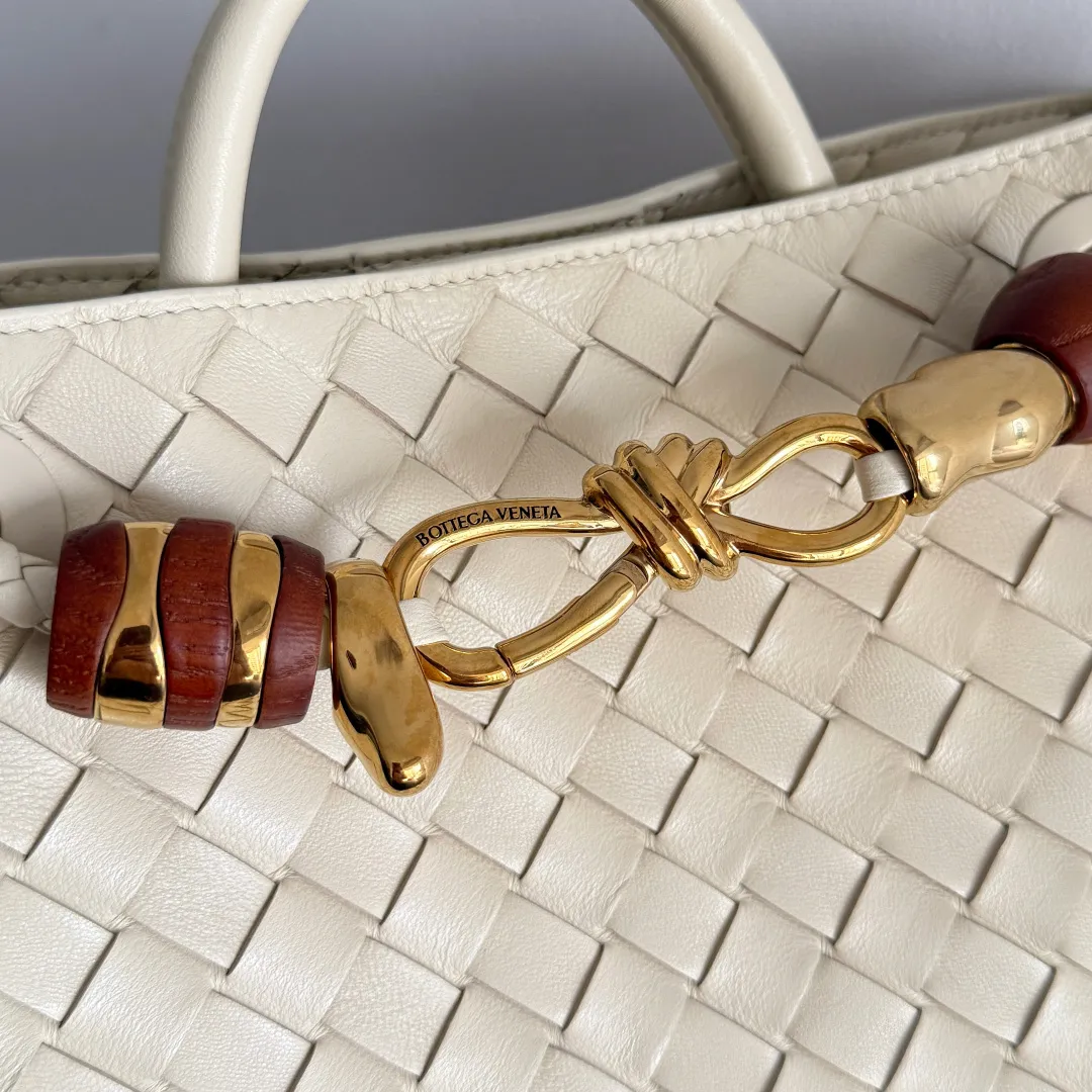 The new Andiamo batch of 3060 BV is shipped‼ ️The classic intercciato weaving process is used to create a soft bag, the metal knot is made of micro-cast aluminum using jewelry technology🪢, and the decorative beads are made of metal and hand-polished oak, allowing you to jump repeatedly between elegance and fun💃, making it unpredictable. Classic and versatile, it shows off your temperament, and the bag has a large capacity, making it very convenient for daily commuting! It has a variety of carrying methods, the shoulder straps can be adjusted by yourself, the original lambskin feels soft and delicate, and the unisex style breaks gender boundaries and brings a more practical and long-lasting use experience. The Andiamo, which has both elegant and casual styles, perfectly interprets the "fashionable old money style". Style number: 743568+wood hardware Color: Ice cream Size: 25*22*10.5cm